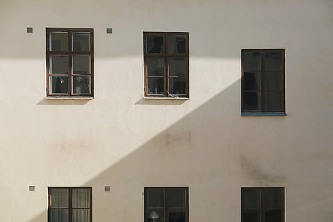 paret pintada de blanc, edifici, paret, finestres, façana, blanc, arquitectura, paret de formigó, casa, urbà, exterior, finestra, estructura construïda, exterior de l'edifici, barri residencial, cap gent, dia, llum solar, a l'aire lliure, vista d’angle baix, vidre - material, ombra, funció de construcció de parets, naturalesa, Color blanc, marc complet, assolellat, entrada, apartament, marc de finestra, 4K, CC0, domini públic, lliure de regalies