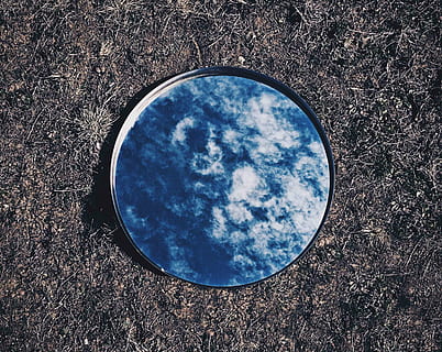 runde spejl, reflekterende, blå, himmel, jord, skyer, afspejling, græs, spejl, natur, sky - himmel, geometrisk form, udendørs, ingen mennesker, cirkel, dag, form, høj vinkel visning, tæt på, direkte over, enkelt objekt, stilleben, design, sollys, 1080P, CC0, offentligt domæne, royaltyfrie