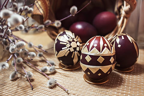 oua de Paste, Hristos a înviat, primăvară, Paști, ouă, macro, ou, vopsea ouă, Verba, decor, lemn - material, culturi, a închide, fundaluri, alimente, bogat ornamentat, maro, masa, celebrare, în interior, nici o persoana, Crăciun, ou de Paște, vacanţă, să se concentreze asupra primelor elemente, mancare si bautura, natură moartă, natură, fruct, grup de obiecte, multi colorate, Crăciun ornament, 1080P, CC0, domeniu public, fără drepturi de autor