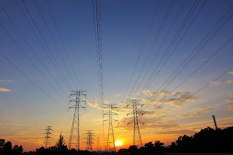 pilviä, vaara, valjeta, jakelu, sähkö, energia, ympäristö, korkea, linjat, ulkona, teho, siluetti, taivas, teräs, aurinko, auringonlasku, toimittaa, tekniikka, torni, lähetys, Puut, voltti, Jännite, johdin, voimalinja, kaapeli, sähköpylväs, polttoaineen ja sähköntuotantoon, hämärä, virtalähde, ala, yhteys, luonto, ei ihmisiä, pilvi - taivas, matala kulma, kauneus luonnossa, puu, kasvi, oranssi väri, romanttinen taivas, monimutkaisuus, 2K