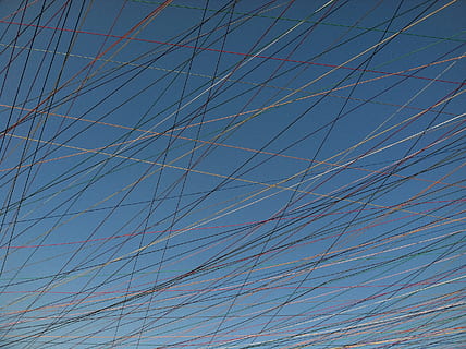 threads, kabel, brand, stedelijk, lage hoekweergave, hemel, blauw, geen mensen, natuur, dag, heldere lucht, patroon, ingebouwde structuur, buitenshuis, volledig kader, verbinding, architectuur, achtergronden, zonlicht, detailopname, hoogspanningslijn, ingewikkeldheid, modern, stroomvoorziening, 2K, CC0, publiek domein, royaltyvrij