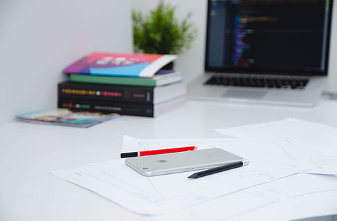 stříbrný iphone 6, Černá, Červené, kuličkové pero, horní, bílý, papír, laptop, jablko, macbook, počítač, prohlížeče, výzkum, studie, škola, podnikání, práce, lavice, knih, pero, stůl, technologie, uvnitř, bezdrátové technologie, spojení, stálý život, vydání, nikdo, rezervovat, sdělení, kancelář, zásobník, detail, nábytek, počítačové vybavení, zaměřit se na popředí, 4K, CC0, veřejná doména, bez autorských práv