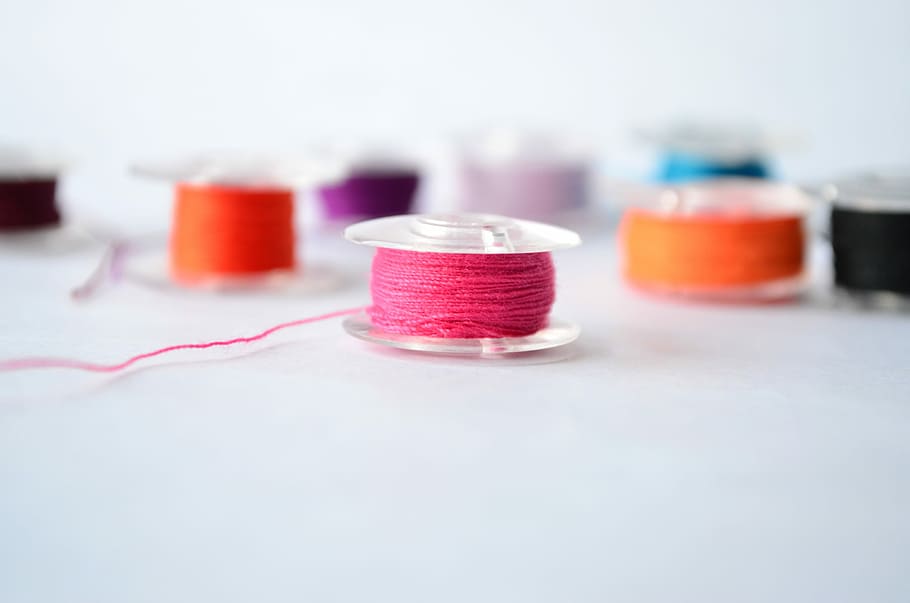 pink garn, lyserød, garn, spoler, tråde, farvet, syning, tekstil, håndværk, sy, håndarbejde, bomuld, håndlavet, sundhedspleje og medicin, ingen mennesker, indendørs, studio skud, tæt på, hvid baggrund, gruppe af objekter, i en række, multi farvet, forskning, selektiv fokusering, stilleben, variation, medium gruppe af objekter, valg, fire objekter, kopiere plads, spole, rød, gruppe, 4K