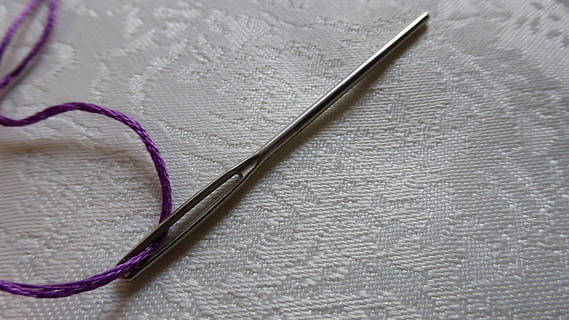 ago d'argento, ago per rammendo, filato, filo, ago, cucire, cose, occhio di un ago, appuntito, medio Oriente, lavoro manuale, strumento, natura morta, nessuno, avvicinamento, in casa, vecchio stile, carta, vista dall'alto, bicchieri, amore, emozione positiva, emozione, modello, occhiali, tavolo, strutturato, piuma, arte e artigianato, due oggetti, testo, tessile, 4K, CC0, dominio pubblico, privo di copyright