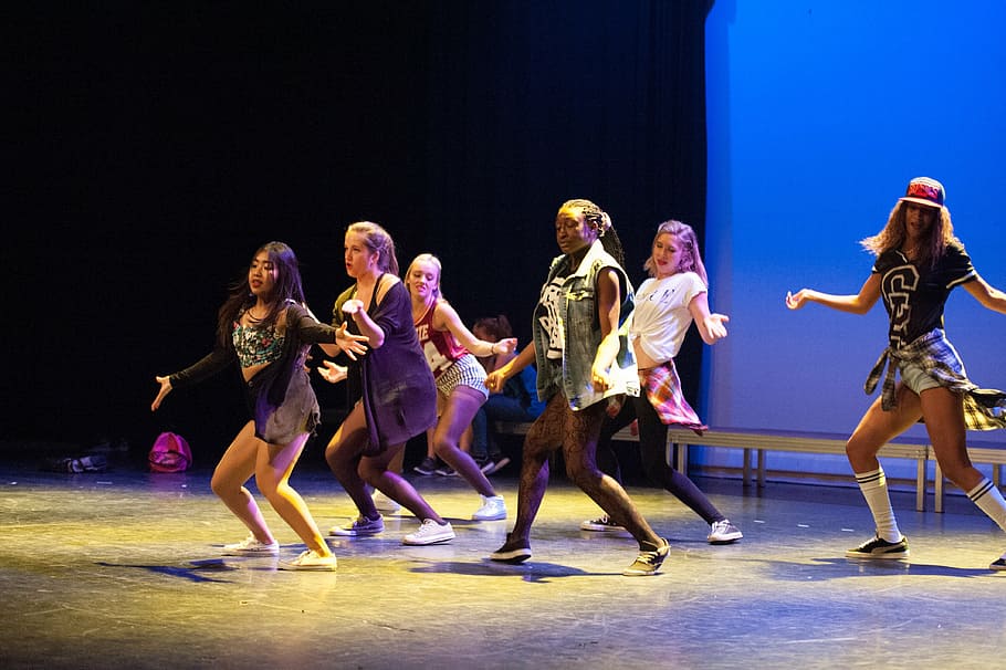grup, dones balladores, etapa, dansa, hiphop, breakdance, atractiu, gent, dones, ballant, diversió, grup de persones, rendiment, cultura i entreteniment artístic, adult jove, longitud completa, escenari - espai de rendiment, moviment, esdeveniment d’arts escèniques, dones joves, adolescent, equilibri, adult, a l'interior, nen, braç humà, extremitat humana, nois adolescents, 4K