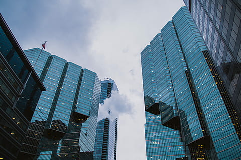 edificis de la ciutat, durant el dia, baix, foto d'angle, ciutat, gratacels, edifici, façana, finestra, il·luminació, núvol, asta de bandera, reflexió, toronto, cel, fosc, nit, centre de la ciutat, explorant, exterior de l'edifici, arquitectura, estructura construïda, exterior d’edifici d’oficines, modern, alta - alta, vista d’angle baix, vidre - material, oficina, vida de ciutat, cap gent, núvol - cel, a l'aire lliure, naturalesa, dia, blau, districte financer, 5K, CC0, domini públic, lliure de regalies