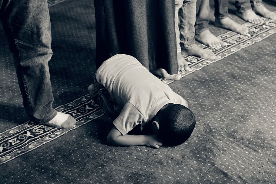 noi, samarreta, resant, musulmana, islam, fe, religiós, oració, espiritual, el dejuni, mesquita, religió, àrab, islàmic, un sol home, una persona, només homes, gent, només adults, adult, part del cos humà, homes, secció baixa, un jove només, persones reals, longitud completa, estirat, text, temes socials, tristesa, arquitectura, guió occidental, roba casual, comunicació, a l'interior, emoció, vista d’angle alt, ciutat, crim, depressió - tristesa, desesperança, 5K