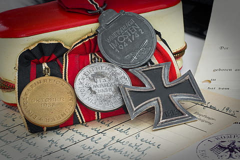 silverfärgade, guldfärgade medaljer, vit, skrivarpapper, ordning, tillbaka, Andra världskriget, dokumentation, medalj, historiskt, krig, historia, soldat, järnkorsning andra klass, text, inget folk, högvinkelvy, närbild, kommunikation, mynt, fortfarande liv, inomhus, antik, västra skriptet, grupp av objekt, tabell, det förflutna, handstil, metall, medium grupp av objekt, penna, papper, finansiera, 2K, CC0, offentligt domän, royaltyfria