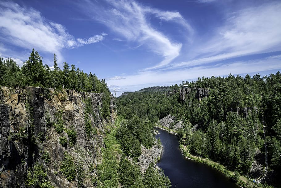 blau, cel, canó de l'àguila, penya-segats, riu, sota el cel blau, àguila, canyon, ontari, bluff, Canadà, foto, paisatge, paisatges, domini públic, arbres, naturalesa, escenics, aigua, bosc, estiu, arbre, a l'aire lliure, color verd, bellesa a la natura, núvol - cel, rock - object, muntanya, panoràmica, llac, pi, planta, escenics - natura, tranquil·litat, escena no urbana, escena tranquil·la, cap gent, creixement, dia, terra, medi ambient, arbre de coníferes, 5K