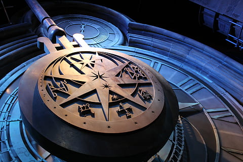 foto, Castanho, relógio, harry, oleiro, Tempo, Carraça, tock, filme, prop, noite, mostrador do relógio, fechar-se, ninguém, astronomia, sinal de astrologia, ao ar livre, transporte, forma, modo de transporte, círculo, roda, forma geométrica, metal, numeral romano, dentro de casa, veículo motorizado, romano, veículo terrestre, carro, precisão, 5K, CC0, domínio público, royalty free