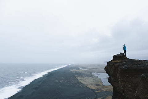 persona, cim del turó, durant el dia, de peu, penya-segat, frontal, oceà, home, muntanya grisa, vora, repunta, mar, naturalesa, a l'aire lliure, una persona, senderisme, rock - object, còpia espai, homes, imatge en color, gent, adult, aventura, dia, aigua, platja, escenics, cel, escenics - natura, rock, bellesa a la natura, activitat d'oci, terra, sòlid, vacances, horitzó sobre l’aigua, viatge, estils de vida, tranquil·litat, longitud completa, mirant la vista, a la vora de, 4K, CC0, domini públic, lliure de regalies