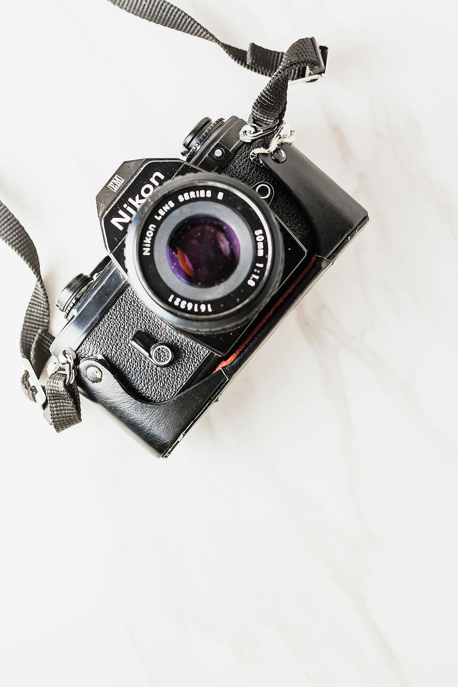 hitam, kamera film nikon, fotografi flat-lay, kamera nikon dslr, kamera, nikon, tua, retro, fotografi, dalam ruangan, tema fotografi, masih hidup, teknologi, kamera - peralatan fotografi, merapatkan, bergaya retro, tidak ada orang, tembakan studio, objek tunggal, lensa - alat optik, peralatan fotografi, tampilan sudut tinggi, latar belakang putih, menyalin ruang, meja, warna hitam, jumlah, kamera digital, 5K