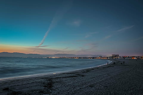 plajă, zori de zi, amurg, natură, ocean, în aer liber, nisip, mare, peisaj marin, malul marii, cer, răsărit, apus de soare, apă, scenice - natura, frumusețe în natură, nor - cer, teren, Munte, o scenă liniștită, liniște, arhitectură, construită, oraș, nici o persoana, idilic, traseu de vapori, dafin, 5K, CC0, domeniu public, fără drepturi de autor