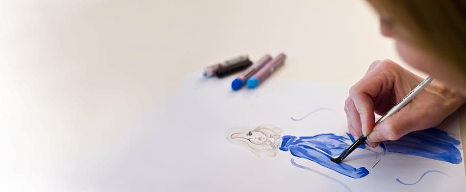 Person Malerei, Weiß, Druckerpapier, als Beispiel, Zeichnung, Kunst, kreativ, Malerei, Mode, Design, eine Person, drinnen, halten, Kunst und Handwerk, Kreativität, kopieren sie platz, Frau, Kind, Blau, Frauen, Nachwuchs, Erwachsene, Fertigkeit, Stift, Porträt, Kindheit, Nahansicht, Mitte Erwachsener, Hand, 5K