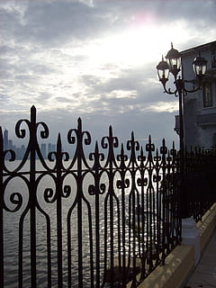 hav, grating, ferie, skyer, himmel, solnedgang, bakgrunnsbelysning, stråler, smijern, gjerde, arkitektur, Port, arkitektur og bygninger, utendørs, rekkverk, beskyttelse, sky - himmel, sikkerhet, metall, bygget struktur, grense, barriere, bygge eksteriør, lukket, natur, ingen folk, dag, bygning, jern - metall, utsmykkede, jern, 2K, CC0, offentlig domene, opphavsrett gratis