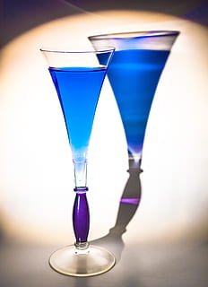 Glas, Trinkbecher, Licht, Schatten, Getränk, Erfrischung, Essen und Trinken, Blau, Martini-Glas, Alkohol, drinnen, Cocktail, Trinkglas, keine Leute, Nahansicht, Haushaltsausstattung, Stillleben, Martini, Tabelle, Fokus auf den Vordergrund, beleuchtet, Glas - Material, Reflexion, lila, 5K, CC0, gemeinfrei, lizenzfrei