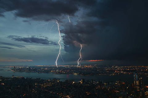 byens skyline, lyn, nat, tordenvejr, nat tid, himmel, Sky, mørk, sky - himmel, magt i naturen, arkitektur, storm, bygning udvendig, bybilledet, by, strøm, bygget struktur, natur, forked lightning, belyst, skønhed i naturen, ingen mennesker, storm sky, udendørs, 5K, CC0, offentligt domæne, royaltyfrie
