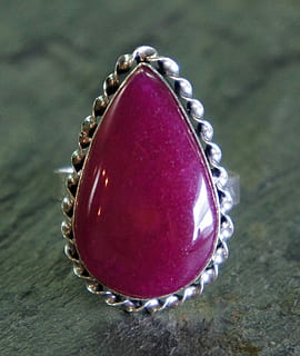 rouge rubis, larme, métal, rubis, rouge, argent, bijoux, bijou, pierre, gemme, énorme, cabochon, taxi, bague, réglage, sterling, Collier, chaîne, mode, richesse, luxe, fermer, nature morte, personne, se concentrer sur le premier plan, vue grand angle, à l'intérieur, pendentif, mise au point sélective, table, accessoire personnel, objet unique, élégance, bracelet, ornement, couleur argentée, orné, 1080P, CC0, domaine public, libre de droits
