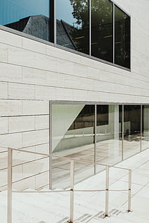 architettonico, fotografia, costruzione, muro dipinto di bianco, finestra, bicchiere, riflessione, moderno, design, architettura, passaggi, le scale, urbano, città, mattone, ringhiera, scala, m museo, Belgio, leuven, bianca, parete, stile, struttura costruita, esterno dell'edificio, nessuno, vetro - materiale, giorno, luce del sole, all'aperto, Colore bianco, natura, caratteristica della parete, trasparente, assenza, ombra, 5K, CC0, dominio pubblico, privo di copyright