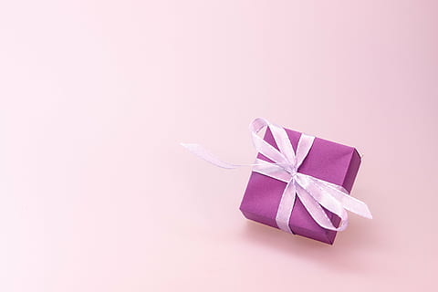 caja de regalo púrpura, regalo, hecho, sorpresa, lazo, Navidad, festival, Decoración navideña, embalaje, saludos, compras de Navidad, cumpleaños, paquete, Feliz Navidad, adviento, consumir, dar, decoración, regalos, lleno, embalaje de regalo, celebracion, caja - contenedor, cinta, vacaciones, papel, foto de estudio, color rosa, cinta - artículo de costura, fondo de color, arco, lazo atado, copia espacio, nadie, adentro, caja, fondo rosa, envuelto, naturaleza muerta, solo objeto, de cerca, papel de regalo, púrpura, caja de regalo, origami, 4K, CC0, dominio público, libre de derechos