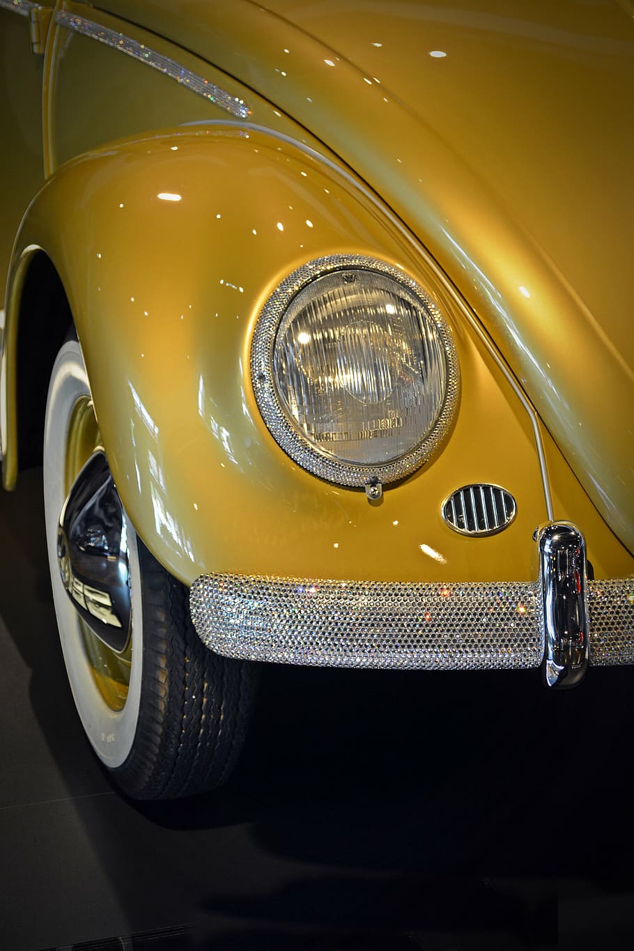 vw, escarabat, clàssic, vell, strass, automoció, històricament, exposició, nostàlgia, cotxe, crom, estil retro, passat de moda, vehicle terrestre, brillant, faro, luxe, transport, graella, para-xocs, manera de transport, automòbil, cotxe d'època, groc, estacionari, metall, cap gent, a l'aire lliure, reflexió, dia, riquesa, equips d’il·luminació, color plata, 5K