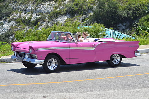 havana, vecchio, Cuba, mezzi di trasporto, modo di trasporto, auto, veicolo a motore, veicolo terrestre, strada, giorno, donne, viaggio, guida, uomini, adulto, macchina vintage, in stile retrò, due persone, convertibile, albero, colore rosa, viaggio su strada, all'aperto, coppia - relazione, 4K, CC0, dominio pubblico, privo di copyright