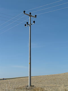 strommast, eletricidade, atual, pilone, linha de energia, energia, isoladores, céu, azul, natureza, céu limpo, dia, cabo, ninguém, panorama, terra, campo, tecnologia, meio Ambiente, visão de baixo ângulo, fonte de energia, geração de combustível e energia, pólo, conexão, equipamento de iluminação, ao ar livre, Linha de telefone, 2K, CC0, domínio público, royalty free