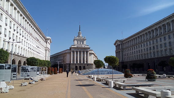 Sofia, largo, centre, ville, rue, bulgares, Capitale, architecture, structure construite, extérieur du bâtiment, ciel, bâtiment, Destinations de voyage, personnes accessoires, la nature, journée, le passé, ciel clair, l'histoire, Voyage, religion, la tour, spiritualité, en plein air, flèche, 4K, CC0, domaine public, libre de droits