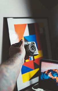 persona, detenzione, grigio, fotocamera point-and-shoot, nero, fotocamera reflex, telecamera, braccio, mano, tatuaggio, mano umana, una persona, parte del corpo umano, persone reali, in casa, tecnologia, prospettiva personale, multicolore, stili di vita, messa a fuoco selettiva, creatività, arte e artigianato, persona irriconoscibile, attività di svago, avvicinamento, comunicazione, attività, dito, 5K, CC0, dominio pubblico, privo di copyright