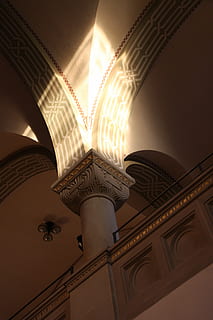 Säule, Baukunst, Synagoge, Lichteffekt, Kirche, Ornamente, die Architektur, Steinmetzarbeit, gebaute Struktur, Flachwinkelansicht, Bogen, drinnen, keine Leute, Gebäude, Decke, beleuchtet, Religion, architektonische Säule, Glauben, Anbetungsstätte, Reiseziele, Reise, Lichtanlage, die Vergangenheit, Spiritualität, Geschichte, 4K, CC0, gemeinfrei, lizenzfrei