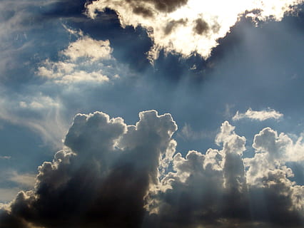 nuvole, cielo blu, blu, sole, i raggi del sole, tempo metereologico, cielo, blu, sole, raggi, luce, aria, ambiente, Cloudscape, soffice, all'aperto, clima, Paradiso, cieli, meteorologia, soleggiato, nuvoloso, tranquillo, nuvolosità, luce del sole, brillantemente, luminosa, nuvola - cielo, natura, sfondi, bellezza nella natura, la tranquillità, Inquadratura dal basso, scenics - natura, nessuno, giorno, scena tranquilla, idilliaco, maestoso, raggio di sole, cielo drammatico, morbidezza, streaming, 2K, CC0, dominio pubblico, privo di copyright