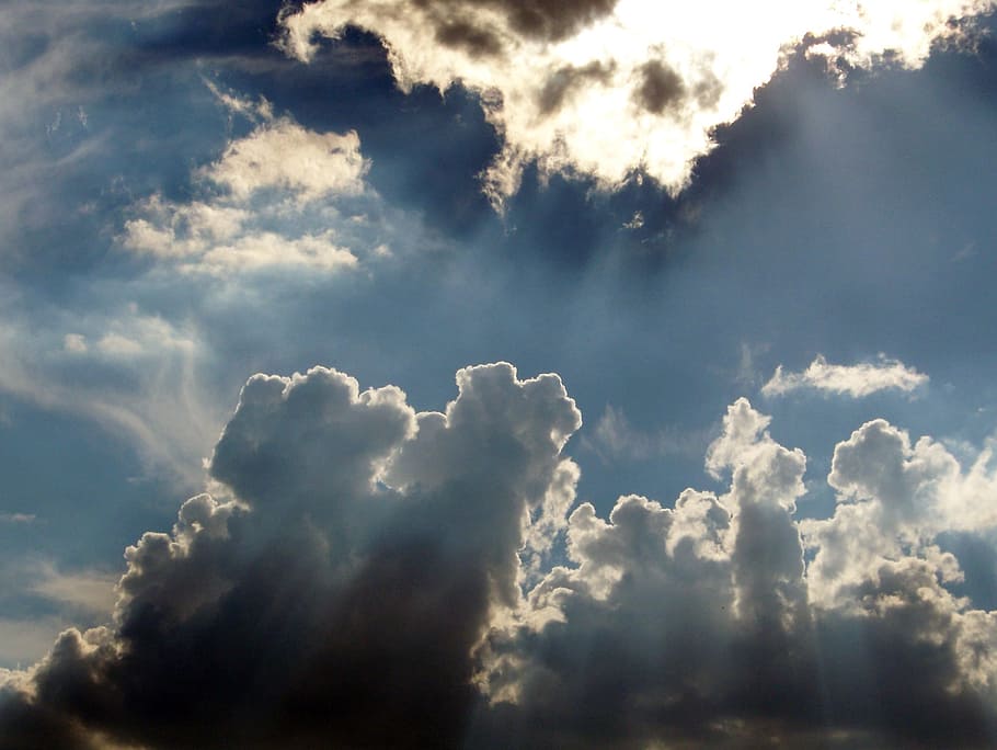 skyer, Himmelblå, blå, sol, solstråler, vejr, himmel, blå, sol, stråler, lys, luft, miljø, cloudscape, fluffy, udendørs, klima, himlen, meteorologi, solrig, overskyet, rolig, blå himmel, uklarhed, sollys, lyst, lyse, sky - himmel, natur, baggrunde, skønhed i naturen, ro, lav vinkel visning, scenics - natur, ingen mennesker, dag, rolig scene, idyllisk, majestætisk, solstråle, dramatisk himmel, blødhed, streaming, 2K
