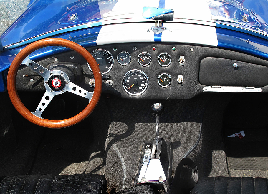 Oldtimer, Spinne, Kobra, Chevy, Cobra Chevy, Sammlerstück, klassisch, Nostalgie, Automobil, Auto, oldi, Fahrzeug, altes Auto, Vergangenheit, pkw, alt, Veteran, nostalgisch, Transport, Instrumententafel, Luxus, Cockpit, keine Leute, Wasserfahrzeug, Transportmittel, Lenkrad, Fahrzeuginnenraum, Schalttafel, Steuerung, Landfahrzeug, Tachometer, Kraftfahrzeug, Sonnenlicht, High Angle View, Luftfahrzeug, Technologie, Tag, Reise, Gangschaltung, Flugzeug, 2K