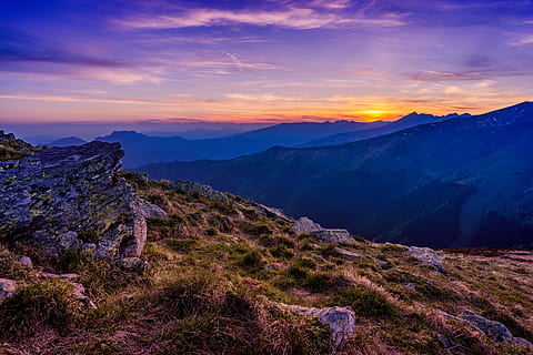 landskabsfoto, bjerge, gylden, time, græsfelt, bjerg, hvid, blå himmel, gylden time, solnedgang, klippe, Sky, stenet, natur, landskab, scenics, bjergtop, udendørs, himmel, solopgang - daggry, skønhed i naturen, skumring, daggry, blå, sky - himmel, bakke, morgen, bjergkæde, rock-objekt, sommer, sol, sollys, Skov, scenics - natur, miljø, ro, rolig scene, idyllisk, ikke-urbane scene, ingen mennesker, dramatisk himmel, fjern, jord, rejsemål, 5K, CC0, offentligt domæne, royaltyfrie