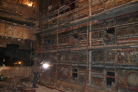 lavoro, Katel, strumento, illuminato, architettura, struttura costruita, attrezzatura per l'illuminazione, in casa, industria, costruzione, storia, il passato, nessuno, Inquadratura dal basso, antico, vecchio, finestra, industria di costruzioni, luce, industria dei metalli, lampada elettrica, 4K, CC0, dominio pubblico, privo di copyright