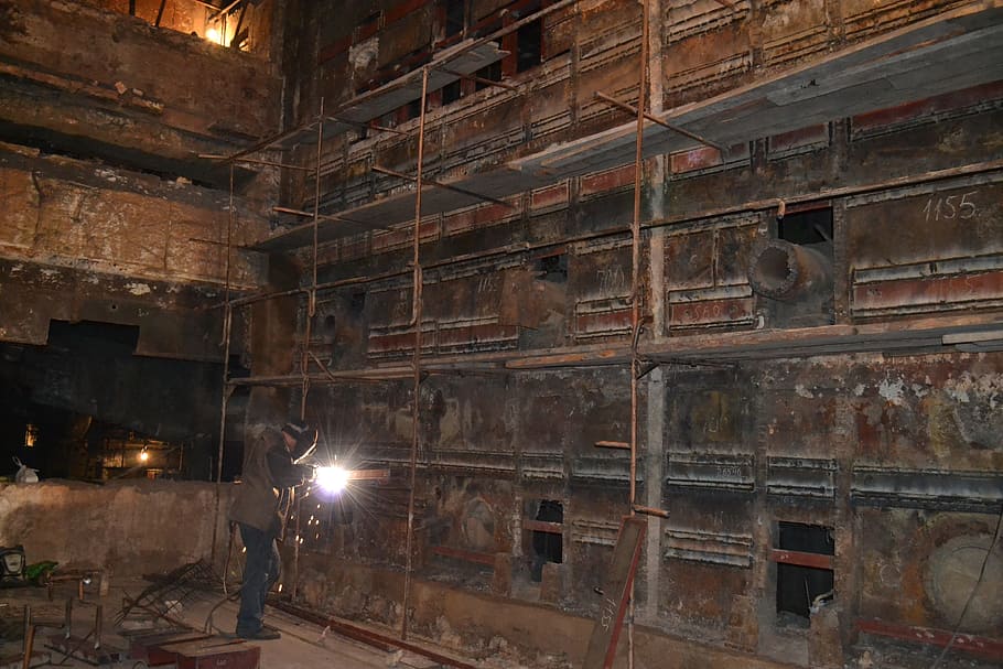 lavoro, Katel, strumento, illuminato, architettura, struttura costruita, attrezzatura per l'illuminazione, in casa, industria, costruzione, storia, il passato, nessuno, Inquadratura dal basso, antico, vecchio, finestra, industria di costruzioni, luce, industria dei metalli, lampada elettrica, 4K