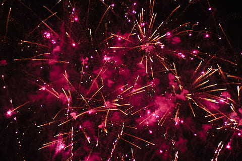 Feuerwerk, Nachtzeit, Himmel, November, rot, Explosion, Licht, Feuer, Feier, Nacht-, beleuchtet, Veranstaltung, explodiert, keine Leute, Kunst, Kultur und Unterhaltung, mehrfarbig, Bewegung, glühend, Astronomie, Feuerwerk - künstliches Objekt, Natur, Silvester, Licht - natürliches Phänomen, Stern - Raum, dunkel, Funken, lila, hell, 4K, CC0, gemeinfrei, lizenzfrei