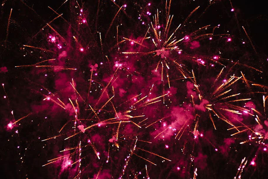 Feuerwerk, Nachtzeit, Himmel, November, rot, Explosion, Licht, Feuer, Feier, Nacht-, beleuchtet, Veranstaltung, explodiert, keine Leute, Kunst, Kultur und Unterhaltung, mehrfarbig, Bewegung, glühend, Astronomie, Feuerwerk - künstliches Objekt, Natur, Silvester, Licht - natürliches Phänomen, Stern - Raum, dunkel, Funken, lila, hell, 4K