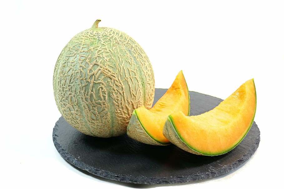 dos, rodanxes, síndria, al costat, fruita de síndria, meló, fruita, poder, fons blanc, tir de l'estudi, alimentació saludable, cap gent, menjar, frescor, primer pla, dia, menjar i beguda, benestar, tallar, natura morta, cantaloupe, grup d'objectes, fruita tropical, a l'interior, color verd, tall, cítrics, madur, petit grup d'objectes, 5K