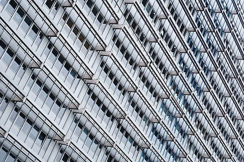 Basso, fotografia ad angolo, edificio in vetro cortina, angolo basso, fotografia, tenda, bicchiere, costruzione, architettura, finestra, esterno dell'edificio, vetro - materiale, struttura costruita, edificio per uffici, grattacielo, scena urbana, facciata, moderno, architettura ed edifici, attività commerciale, acciaio, riflessione, modello, industria di costruzioni, città, futuristico, sfondi, fotogramma intero, Inquadratura dal basso, nessuno, edificio per uffici esterno, ripetizione, design, giorno, forma, ufficio, forma geometrica, all'aperto, soffitto, lega, 5K, CC0, dominio pubblico, privo di copyright