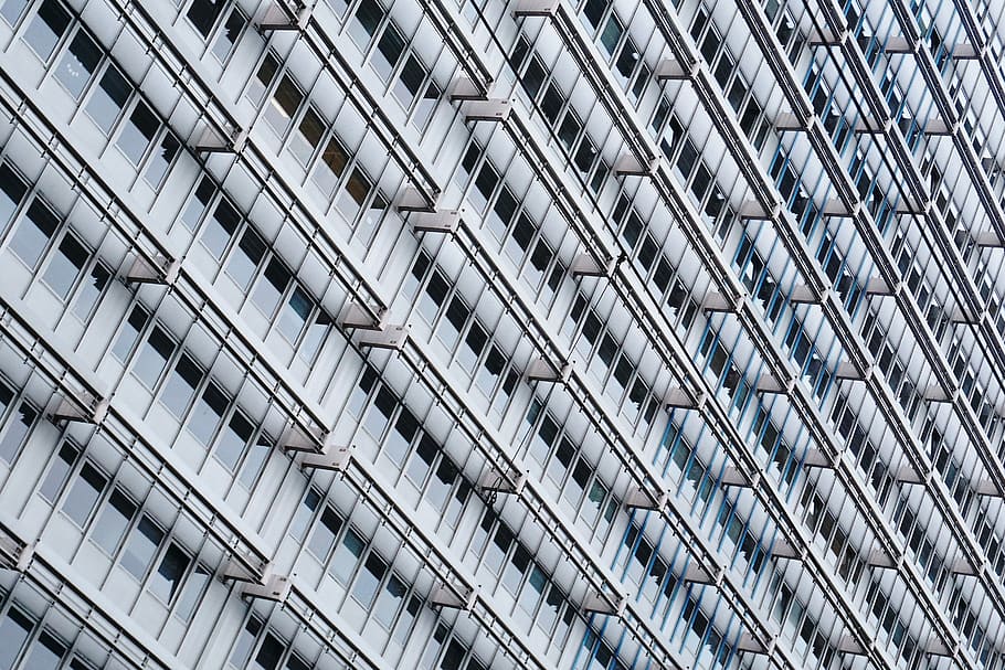 Basso, fotografia ad angolo, edificio in vetro cortina, angolo basso, fotografia, tenda, bicchiere, costruzione, architettura, finestra, esterno dell'edificio, vetro - materiale, struttura costruita, edificio per uffici, grattacielo, scena urbana, facciata, moderno, architettura ed edifici, attività commerciale, acciaio, riflessione, modello, industria di costruzioni, città, futuristico, sfondi, fotogramma intero, Inquadratura dal basso, nessuno, edificio per uffici esterno, ripetizione, design, giorno, forma, ufficio, forma geometrica, all'aperto, soffitto, lega, 5K