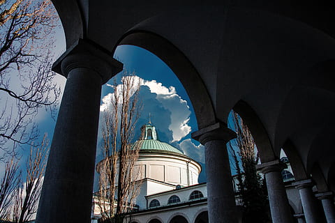 Arkade, Dorian-Modus, die Architektur, säulenartig, Gebäude, Baukunst, Friedhof, Begräbnishalle, Tod, Kirche, Religion, Hintergrund ändern, gebaute Struktur, Gebäudehülle, Glauben, Anbetungsstätte, Bogen, Flachwinkelansicht, Spiritualität, Reiseziele, Kuppel, keine Leute, architektonische Säule, Stadt, Natur, Geschichte, die Vergangenheit, Turm, 4K, CC0, gemeinfrei, lizenzfrei