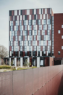 edificio dipinto di rosso, foto, bianca, Marrone, calcestruzzo, costruzione, giorno, architettura, modello, struttura, struttura costruita, esterno dell'edificio, nessuno, cielo, natura, all'aperto, ufficio, cielo sereno, caratteristica della parete, città, moderno, finestra, Inquadratura dal basso, parete, recinto, mattone, edificio per uffici esterno, 5K, CC0, dominio pubblico, privo di copyright