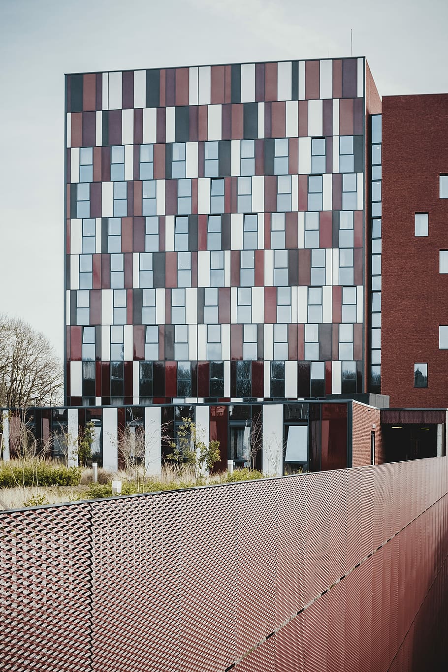 edificio dipinto di rosso, foto, bianca, Marrone, calcestruzzo, costruzione, giorno, architettura, modello, struttura, struttura costruita, esterno dell'edificio, nessuno, cielo, natura, all'aperto, ufficio, cielo sereno, caratteristica della parete, città, moderno, finestra, Inquadratura dal basso, parete, recinto, mattone, edificio per uffici esterno, 5K