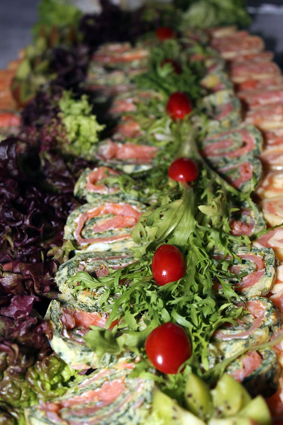 tomàquets, amanida, bufet, bufet fred, menjar i beguda, menjar, vegetals, frescor, alimentació saludable, fruita, tomàquet, benestar, llest per menjar, primer pla, cap gent, a l'interior, enfocament selectiu, placa, color verd, natura morta, marc complet, verd, vermell, herba, menjar vegetarià, 5K