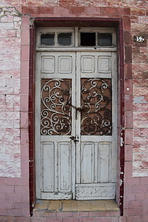 porta, ingresso, Catene, chiuso, Casa, legna, architettura, vecchio, città, vecchia porta, rustico, abbandonato, produzione, coloniale, esterno dell'edificio, struttura costruita, Entrata, protezione, costruzione, sicurezza, giorno, nessuno, mattone, muro di mattoni, parete, finestra, all'aperto, legno - materiale, 4K, CC0, dominio pubblico, privo di copyright