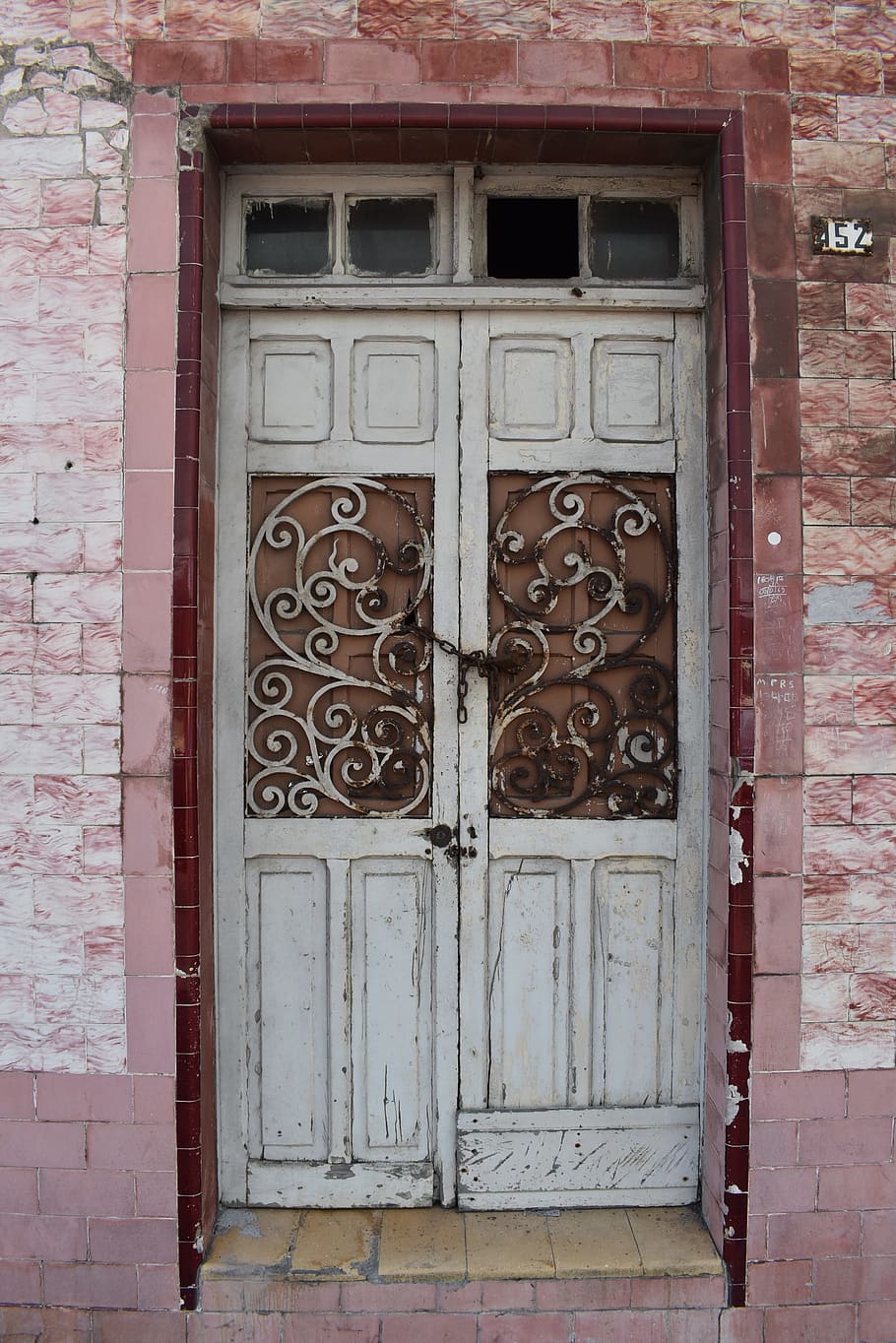porta, ingresso, Catene, chiuso, Casa, legna, architettura, vecchio, città, vecchia porta, rustico, abbandonato, produzione, coloniale, esterno dell'edificio, struttura costruita, Entrata, protezione, costruzione, sicurezza, giorno, nessuno, mattone, muro di mattoni, parete, finestra, all'aperto, legno - materiale, 4K