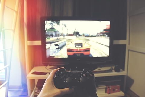 person, spelar, sony ps 3, ps3, dator, trösta, kontrollant, spel, gamer, gaming, hand, inomhus, sony, tv, teknologi, mänsklig hand, innehav, mänsklig kroppsdel, fotografi teman, aktivitet, fotografering, en person, kamera - fotografisk utrustning, riktiga människor, fokusera på förgrunden, resa, smart telefon, kommunikation, trådlös teknik, livsstilar, skärm, digitalkamera, 5K, CC0, offentligt domän, royaltyfria