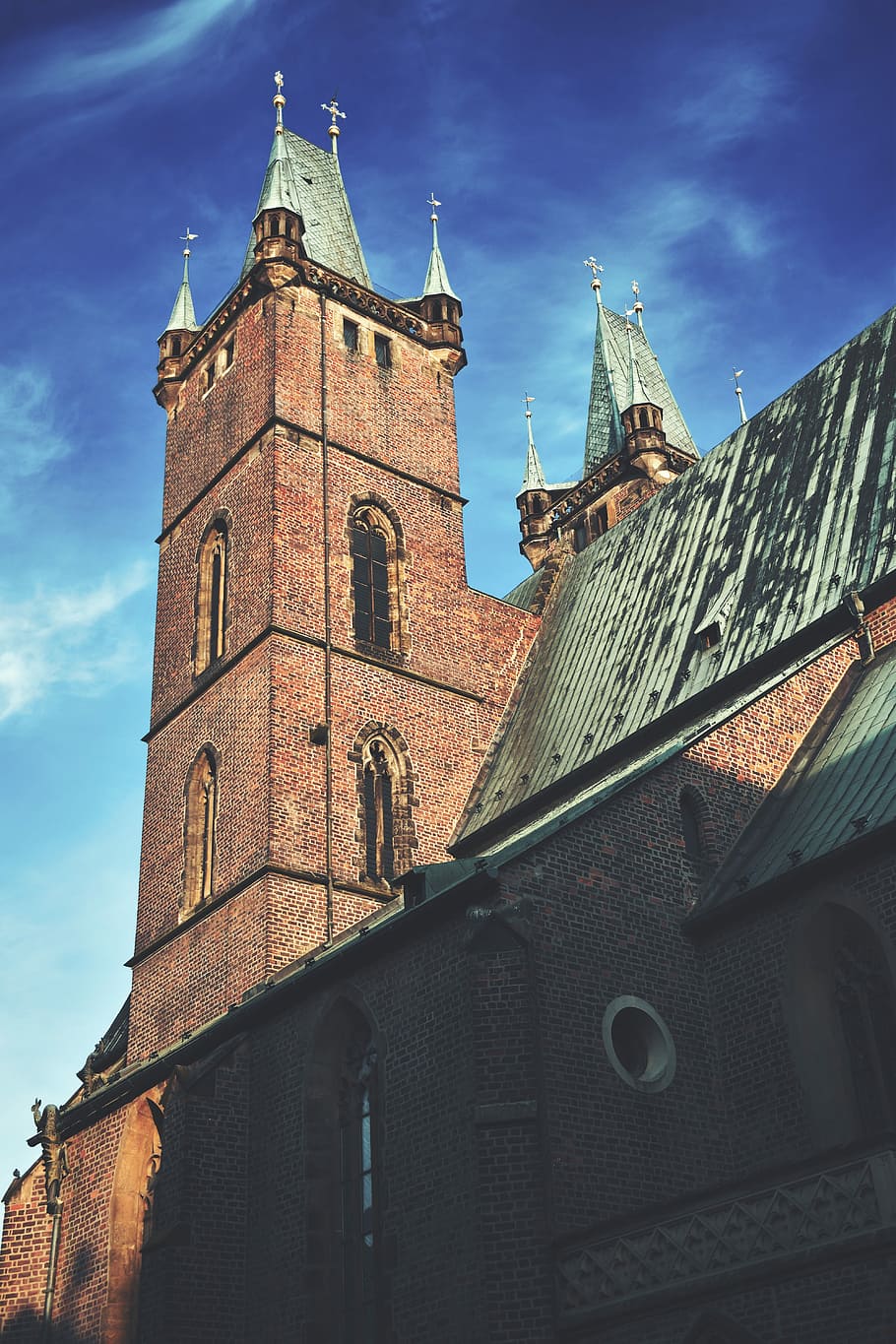 Brun, grøn, beton, mursten bygning, mursten, arkitektur, tårn, kirke, Europa, berømte sted, historie, gammel, bygning udvendig, bygget struktur, by, gotisk stil, prag, tag, urban scene, himmel, lav vinkel visning, klokke tårn, bygning, sted for tilbedelse, spiritualitet, tro, religion, sky - himmel, natur, ingen mennesker, fortiden, udendørs, Spir, ur, 5K