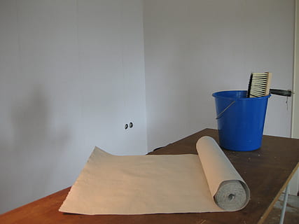 papel pintado, pegar, envase, nadie, cangilón, adentro, limpieza, pared - característica de la construcción, vida domestica, mesa, cuarto doméstico, trapo, higiene, tareas del hogar, papel, tacho de basura, material de madera, naturaleza muerta, equipo doméstico, casa, equipo de limpieza, azul, limpiar, 2K, CC0, dominio público, libre de derechos